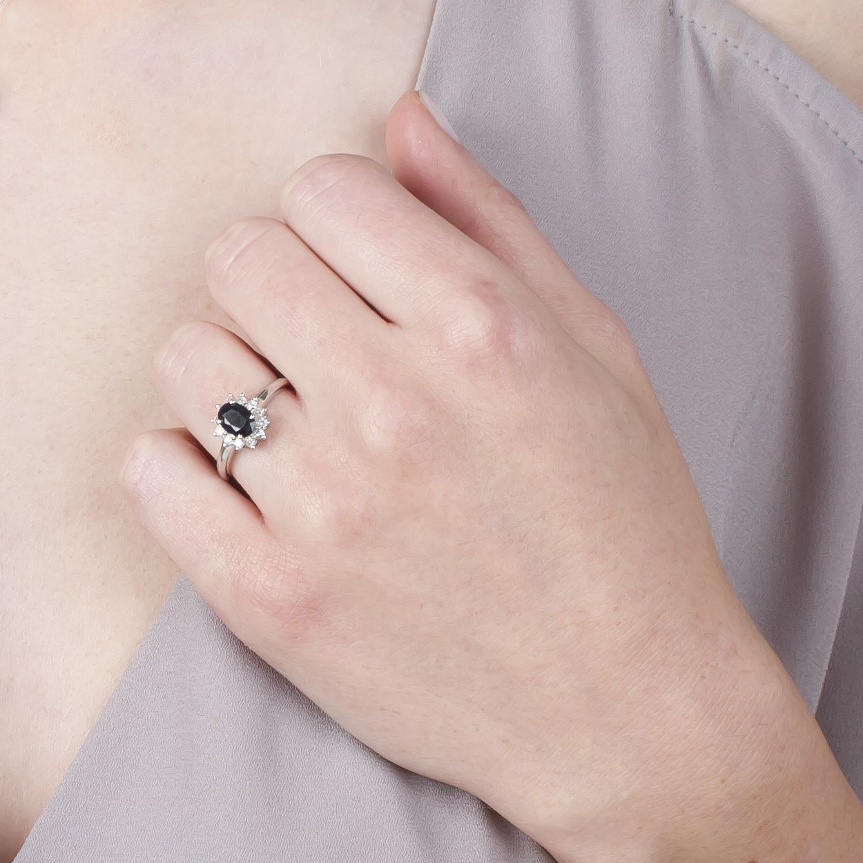 Anello classico in oro bianco 375 con zaffiro a pera e diamante Halo