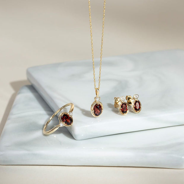 Collana classica con ciondolo a forma di cuore ovale in granato e diamanti in oro giallo 9k