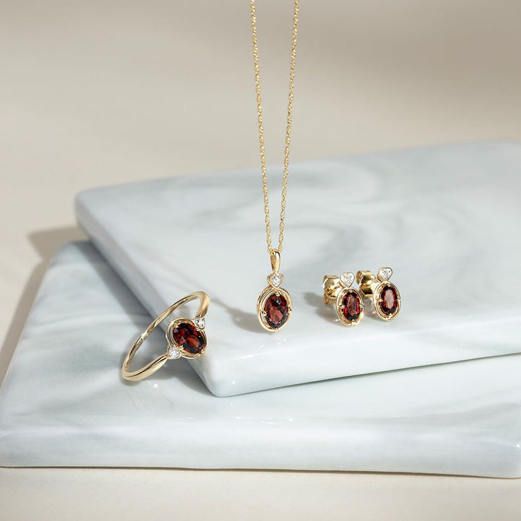 Collana classica con ciondolo a forma di cuore ovale in granato e diamanti in oro giallo 9k