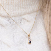 Collier Pendentif Classique en Or Jaune 9ct avec Saphir Poire et Diamants
