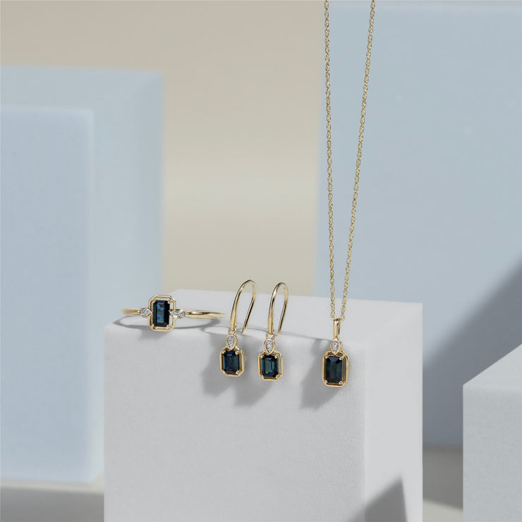 Boucles d'Oreilles Pendantes Classique en Or Jaune 9ct avec Saphir Baguette et Diamants