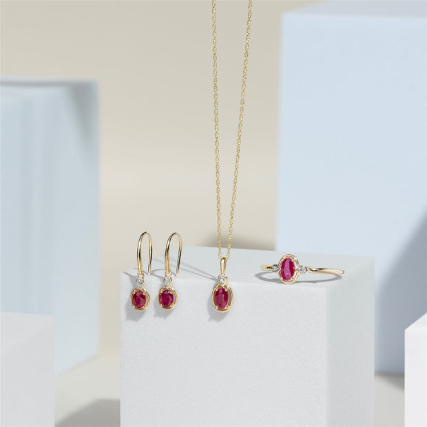 Boucles d'Oreilles Pendantes Classique en Or Jaune 9ct avec Rubis Oval et Diamants Ronds