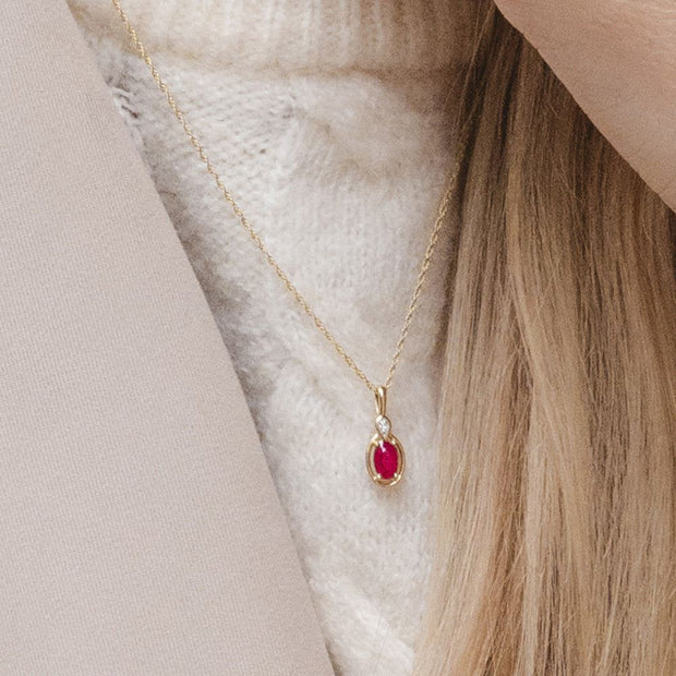 Collier Pendentif Classique en Or Jaune 9ct avec Rubis Oval et Diamants Ronds