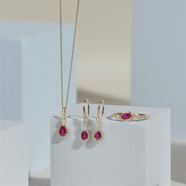 Boucles d'Oreilles Pendantes Classique en Or Jaune 9ct avec Rubis Oval et Diamants
