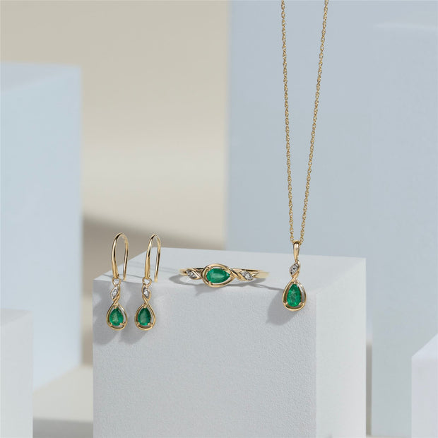 Boucles d'Oreilles Pendantes Classique en Or Jaune 9ct avec Emeraude Ovale et Diamants Ronds