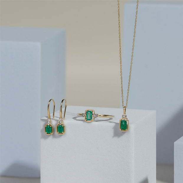 Boucles d'Oreilles Pendantes Classique en Or Jaune 9ct avec Emeraude Baguette et Diamants