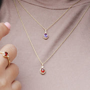 Collana classica con ciondolo a forma di cuore ovale in granato e diamanti in oro giallo 9k