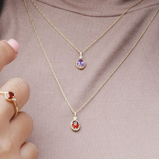 Collana classica con ciondolo a forma di cuore ovale in granato e diamanti in oro giallo 9k