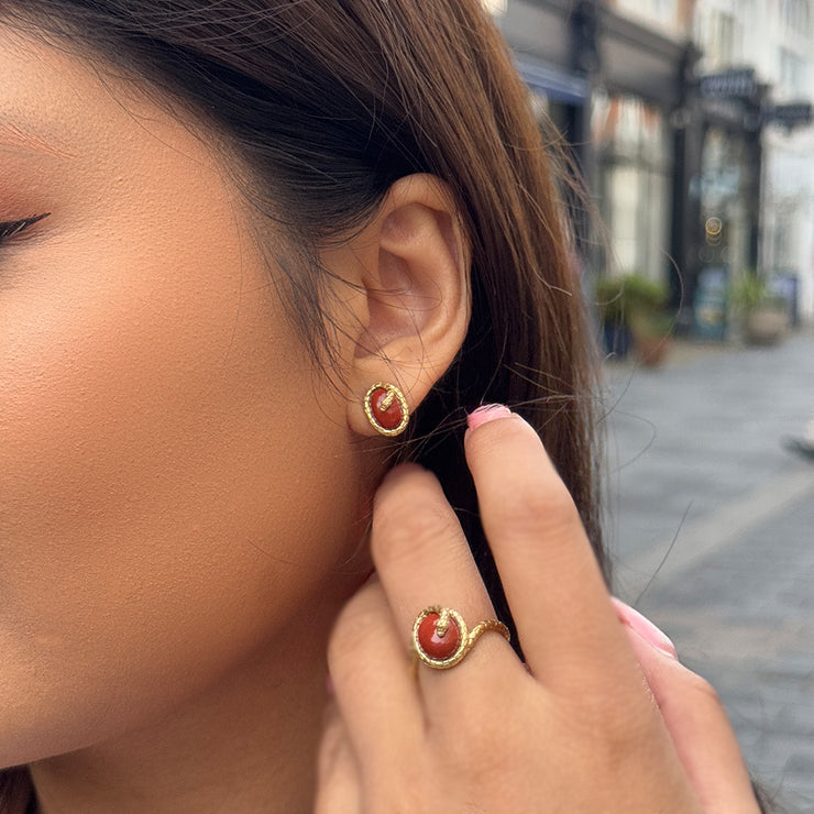 Orecchini a perno a forma di serpente arrotolato in diaspro rosso ECFEW™ in argento sterling placcato oro
