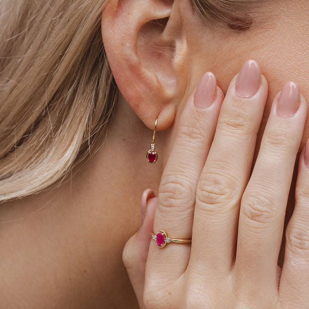 Boucles d'Oreilles Pendantes Classique en Or Jaune 9ct avec Rubis Oval et Diamants Ronds