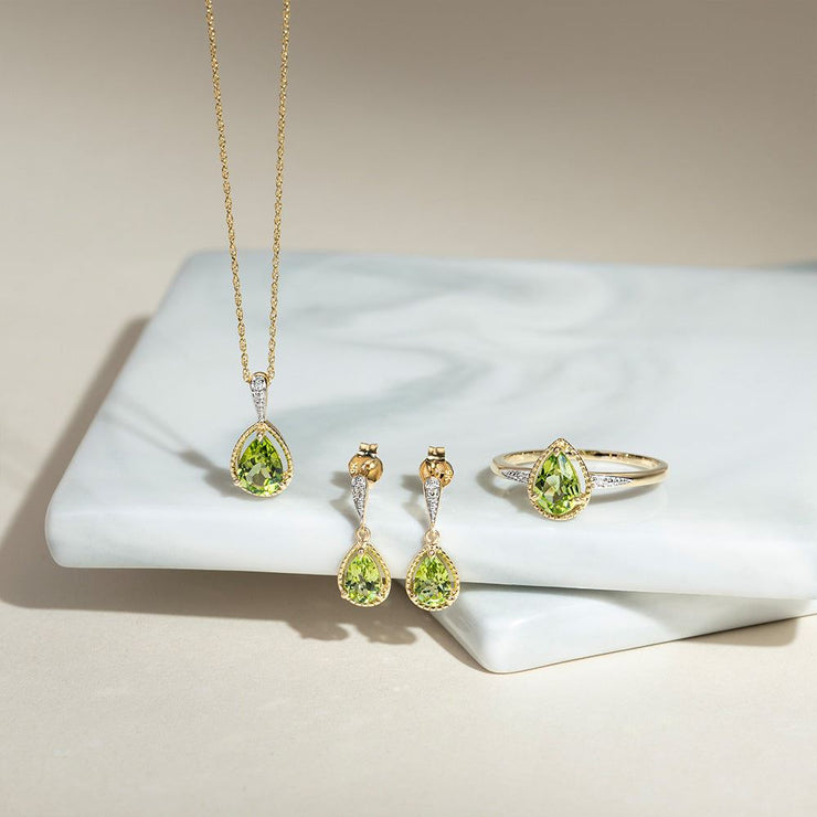 Classici orecchini pendenti in oro giallo 9 carati con peridoto e diamanti