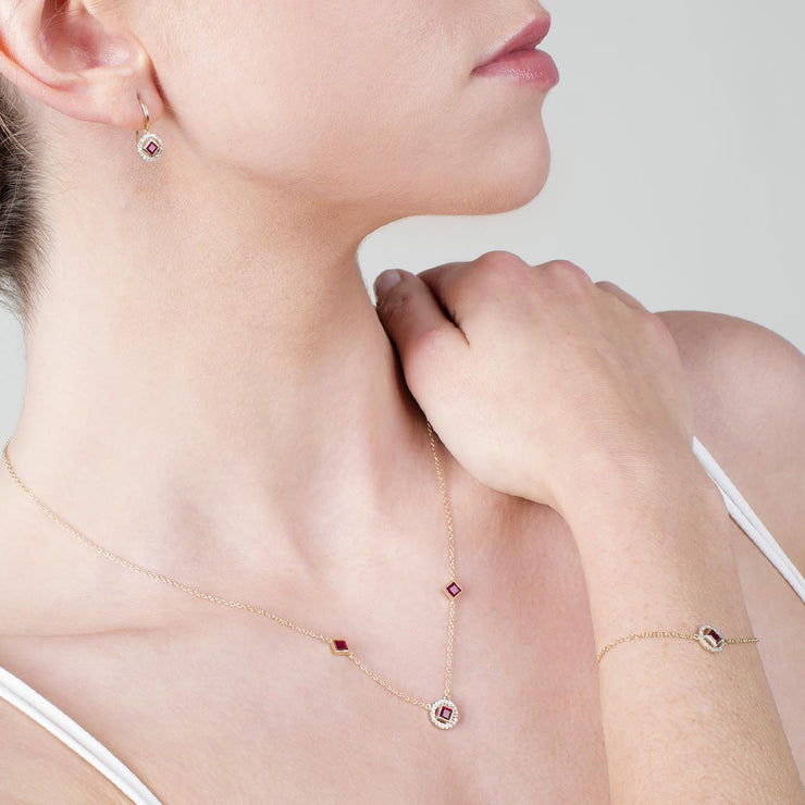 Collana e orecchini pendenti in oro giallo 375 con rubini quadrati e diamanti