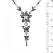Collana e orecchini con pendente floreale in argento 925, perla rotonda e marcasite