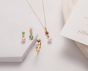 Orecchini pendenti spaiati moderni di perle, smeraldi e topazio in argento sterling placcato oro