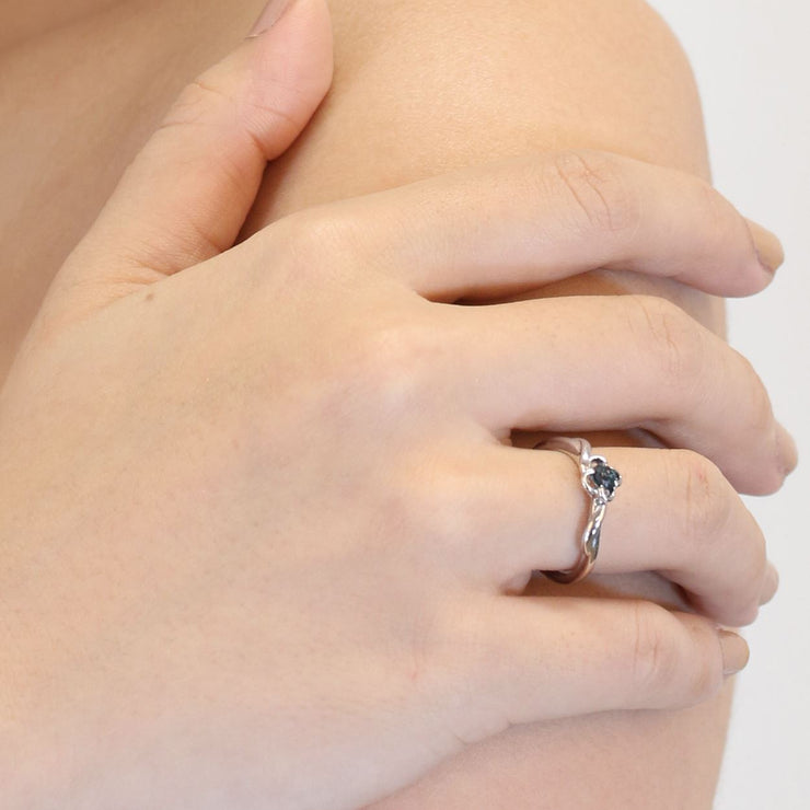 Anello Gemondo con zaffiro, anello con fiore in zaffiro blu da 9 ct in oro bianco da 0,27 ct